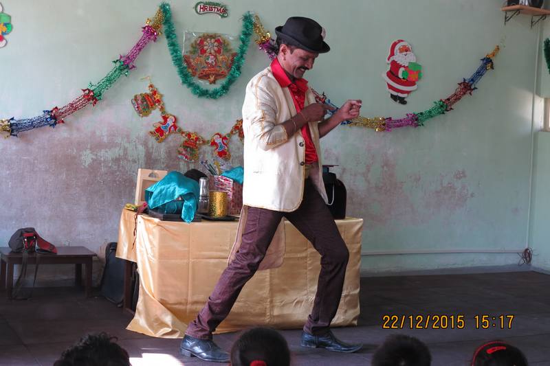 Magician entertains kids during X'mas celebration